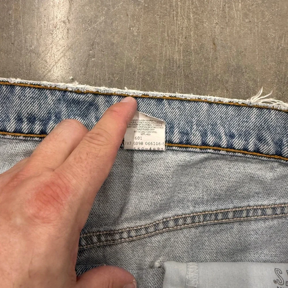 Vintage Levis 550 Mens Relaxed Fit Tapered Leg Light Wash Denim Jeans 36x31